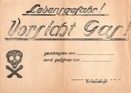 Waarschuwingsbiljet “Lebensgefahr! Vorsicht Gas!” zoals zichtbaar op een deur op 9 augustus 1944 wegens begassing of ontsmetting tegen wandluizen/bedwantsen te Mattenberg