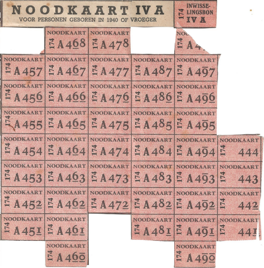 Landelijke noodkaart voor voedingsmiddelen, vierde serie IV A met op Bob zijn kaart nog bonnen A492 en A493 die begin mei 1945 in Amsterdam voor levensmiddelen en Rode-Kruisbrood konden worden gebruikt (dat is voor zijn terugkeer in juni).