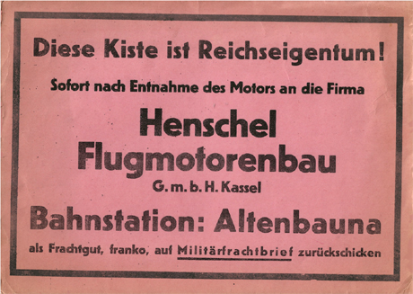 Retourlabel van een transportkist voor een Henschel-vliegtuigmotor.